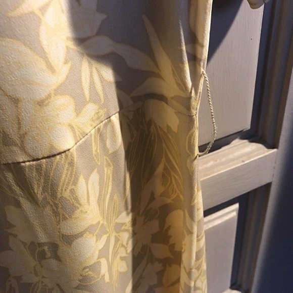 Preston & York Maxi Dress SzL Silky Lt Yellow Short Sleeves Flare Skirt V Neck - Picture 8 of 8